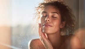 Уход в формате спрея: 6 лайфхаков для лица и тела